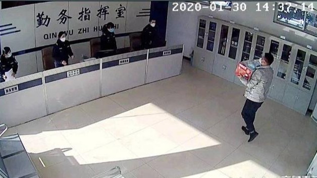 枣庄一位小哥匆匆从派出所“逃跑”，居然获得市民点赞