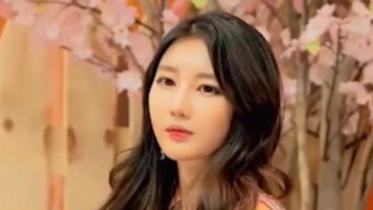 披肩长发美女车模，超高颜值魔鬼身材