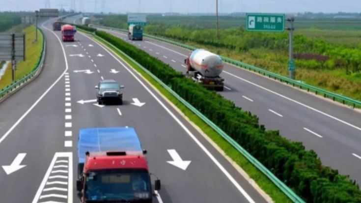 上高速时，如果遇到前车急刹，司机究竟是躲还是跟着急刹？