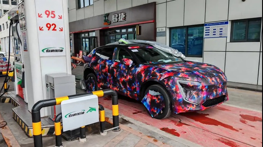 阿维塔进了加油站！