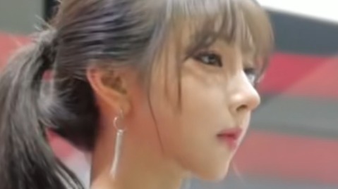 车展现场漂亮车模