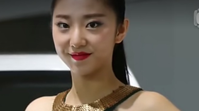 车展火辣车模秀长腿比拼颜值