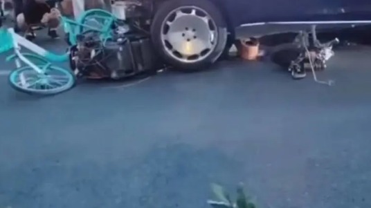 成都一豪车撞倒多人，司机手脚舞动举止怪异，交警通报：已致2死