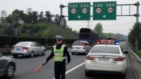 开高速时，遇到前面的车急刹是躲还是跟着急刹？