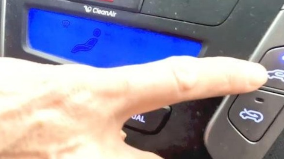 雨天跑高速车窗起雾，别傻傻只会开除雾，喵哥教你两招不起雾