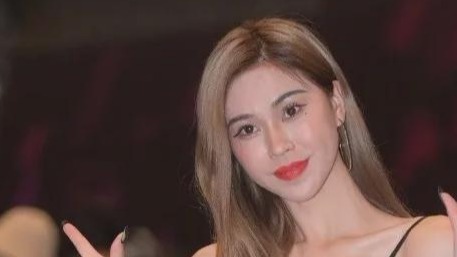 高跟吊带裙美女车模，身材姣好活泼俏皮