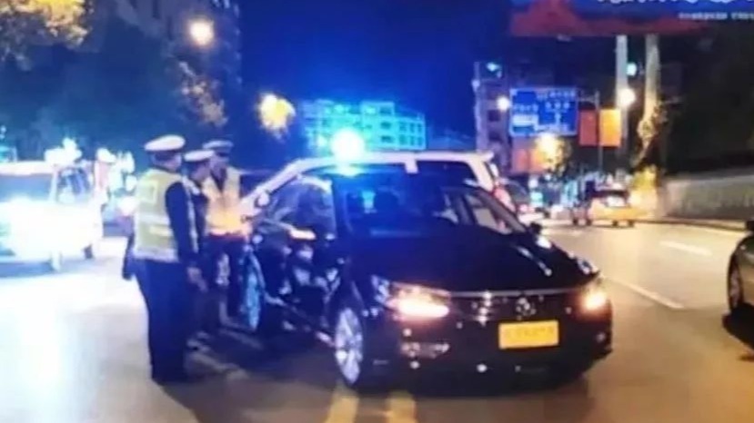 遵义一新手司机开新车，开着开着没油了，停在路中间