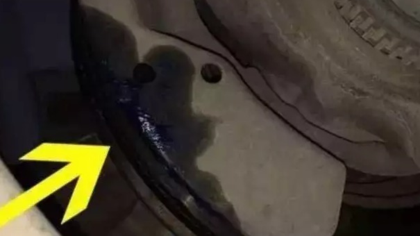 车主自己更换刹车片，钱是省了命差点没了