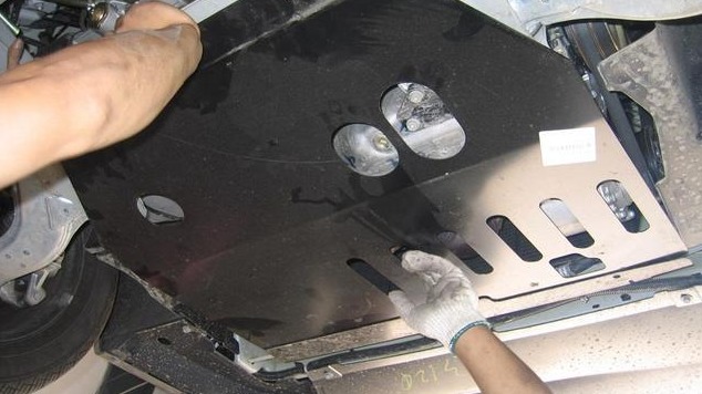 新车有没必要加装发动机护板？这2个关键点，你需要知道