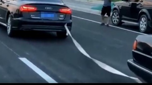 老普桑和奥迪A6L拔河 还好！被拖走的是普桑