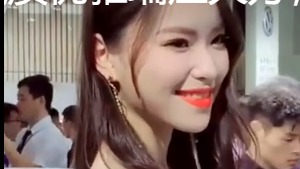  成熟性感的女神级车模，气质优雅端庄大方，有种无法抗拒的魅力