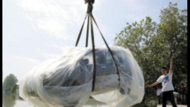 暴雨天为防车让水淹，车主新招豁出命，正常谁敢这么玩