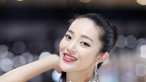 白嫩的大眼车模美女