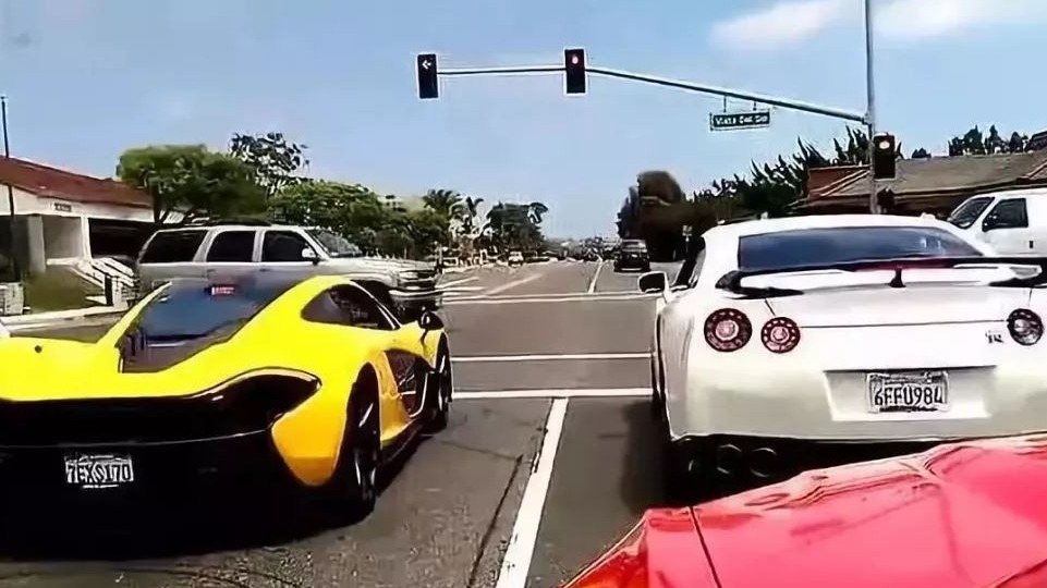 “猛加油”还是“慢起步”？车主：幸好我没做错！