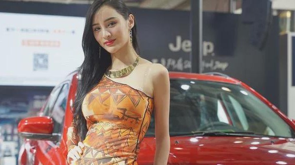 美腿车模吴春怡, 穿旗袍大秀身材曲线