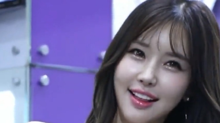 韩国车展上的美女车模，嘟嘴卖萌，让人移不开眼睛！