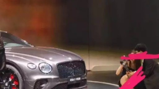 营销无底线？宾利女销售不穿底裤大胆下蹲，不只买车还能一饱眼福