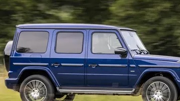 女子疑酒驾出车祸当街撒泼 高喊怀孕了谁敢动我：网友吐槽奔驰车主素质堪忧