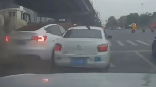 没开辅助驾驶，没使用单踏板，特斯拉这次还是没刹住