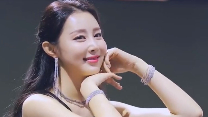 性感美女车模，知性美丽，笑容大方