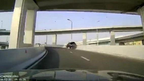 错把高架当赛道 今天上午一轿车撞上北翟高架水泥护墙