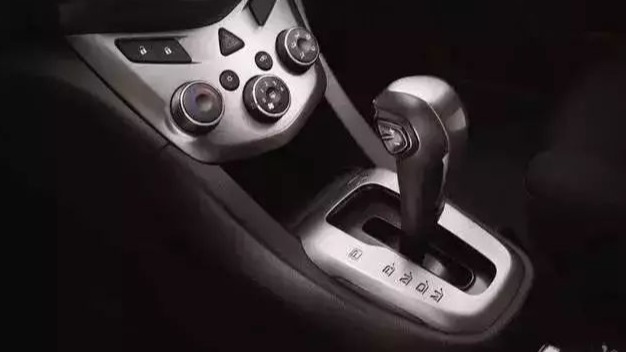 自动挡“起步”太慢？那是因为有几个技巧你不会，油门踩烂也不快