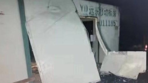 深夜惊魂！轿车“穿墙而过”，屋内保安被撞飞