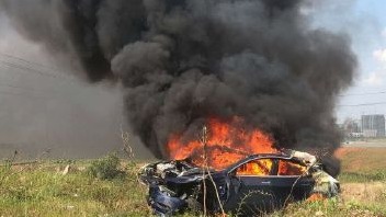 网传特斯拉Model 3刹车失灵后碰撞起火、大众14亿投固态电池|新内参