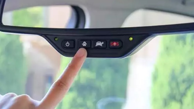 面对“远光狗”只能忍一忍？后视镜防眩目功能是救赎