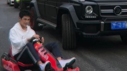 大明星和车的故事：这不是抢你的玩具 是帮你试驾呢