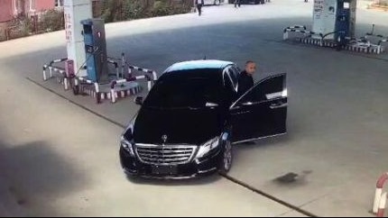 哈市警方悬赏10万！他驾驶一辆奔驰轿车，发现请立即报警！