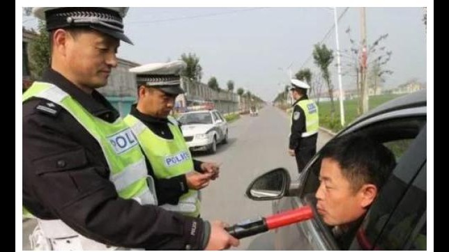 喝了酒开特斯拉回家，坐在副驾驶用无人驾驶，算酒驾吗？