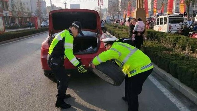 轿车轮胎被扎抛锚路边！东阿巡逻民警暖心帮助换上备胎