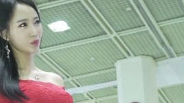 美女车模的大红色包臀裙，相得益彰