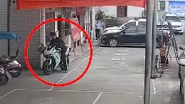 为车过户，少年无证驾驶进车管所：我懂法，特地买正规正牌的……