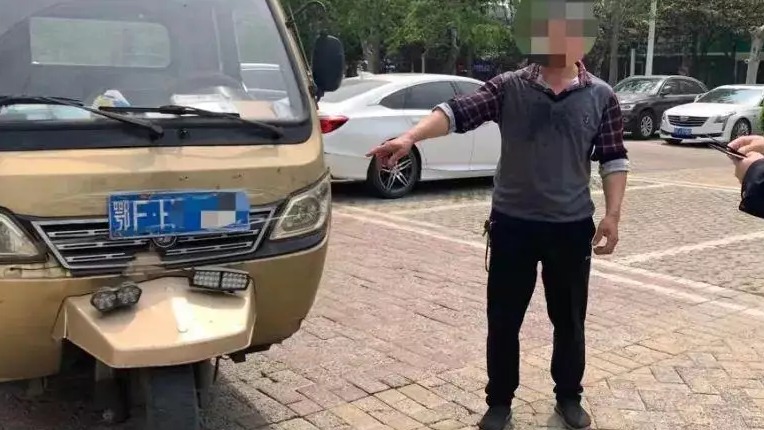 “阴阳车牌”？  三轮摩托车竟装上汽车号牌