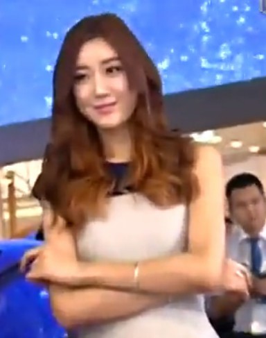 实拍成都车展美女车模云集 争奇斗艳很养眼