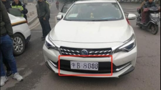 湖南“最牛”小汽车，车上挂纯手工车牌 交警蜀黍也没惯着它