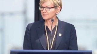 美国能源部长：提高中国汽车关税对美国汽车制造商至关重要