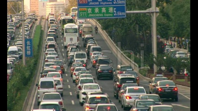 百万奔驰车头撞不成型，吓哭尼桑女车主