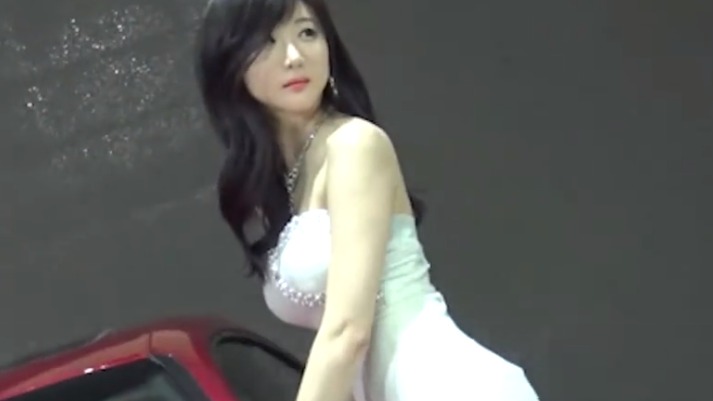 气质优雅的美女车模，五官精致