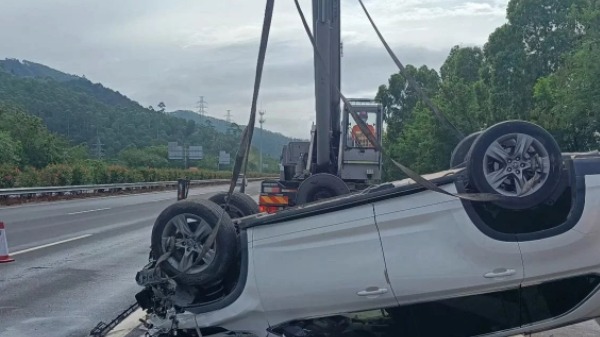 高速堵车，叫拖车背着走应急车道超车，会被处罚吗？