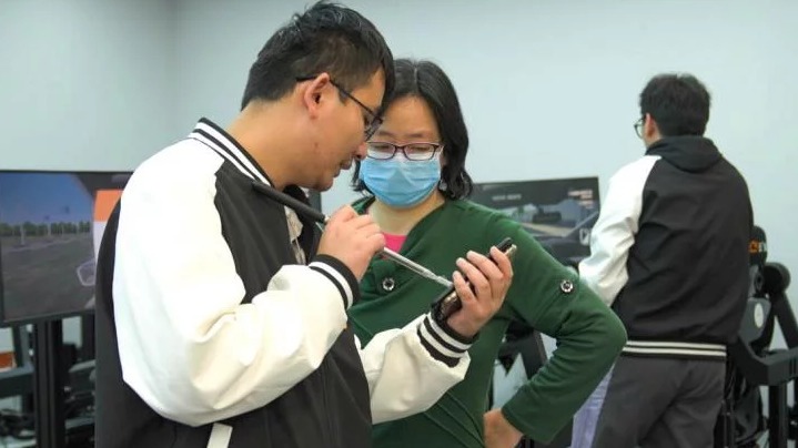 智能驾培掀起“银发”学车热，考试通过率和年轻人不相上下