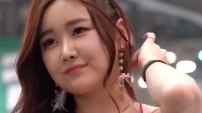 韩国车展现场，性感美女车模有点婴儿肥！