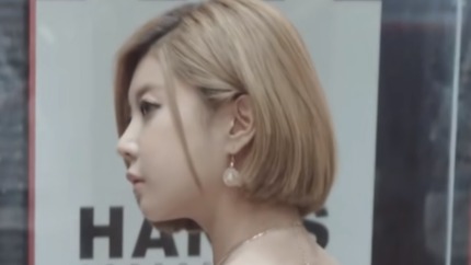 可爱而美丽的车模小姐姐