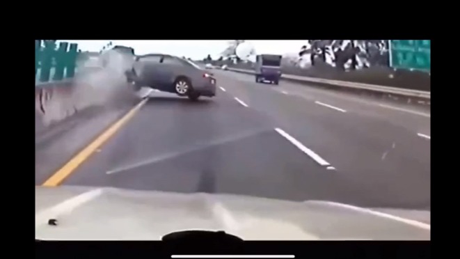  前车翻滚了！后车惊呆了：我当时害怕极了！
