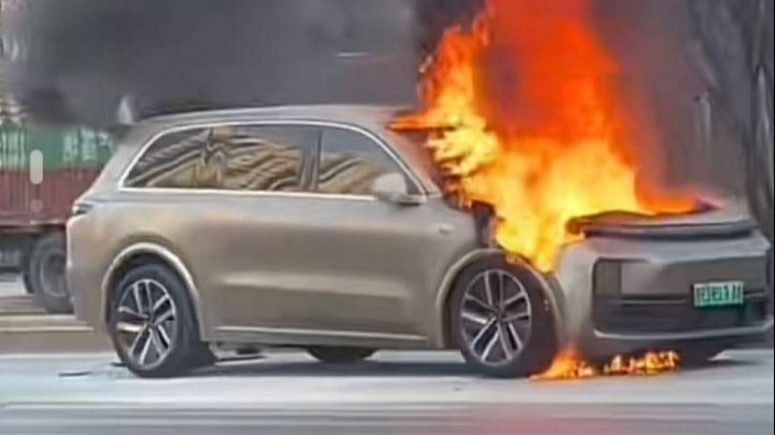 理想L9当街起火、上市后事故不断 500万以内最好家用SUV？