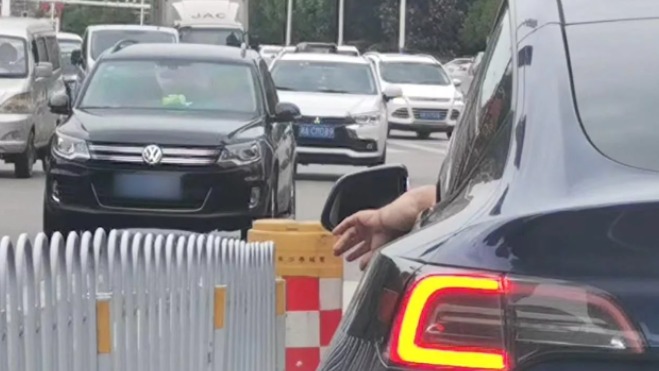为何老有人爱开车时把手伸出窗外，有啥特殊含义吗？告诉你答案