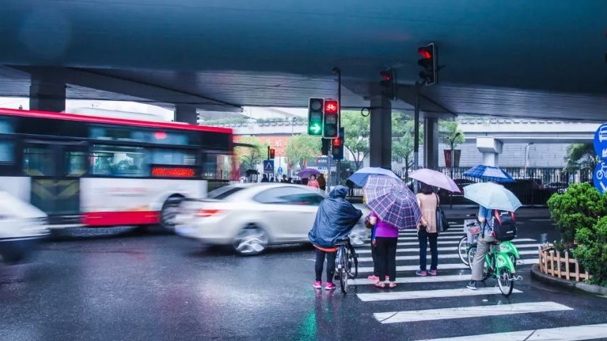 雨天开车不关这个按钮，发动机可能会报废！
