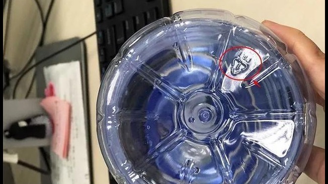 夏天放在车内的矿泉水能喝吗？瓶子底部的数字回答你